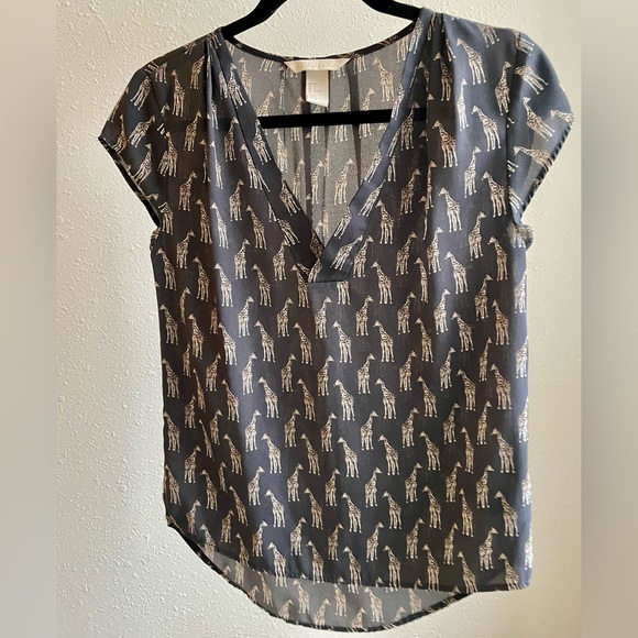 H&M Stylish Gray Giraffe Print Women's Top - Picture 1 of 4